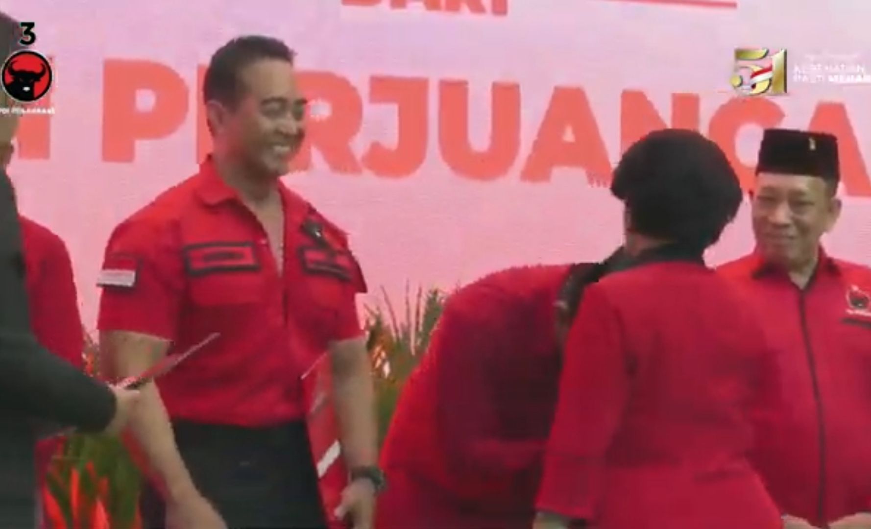 Andika Perkasa-Hendrar Prihadi saat menerima surat rekomendasi dukungan PDIP dari Megawati Soekarnoputri. (YouTube) 