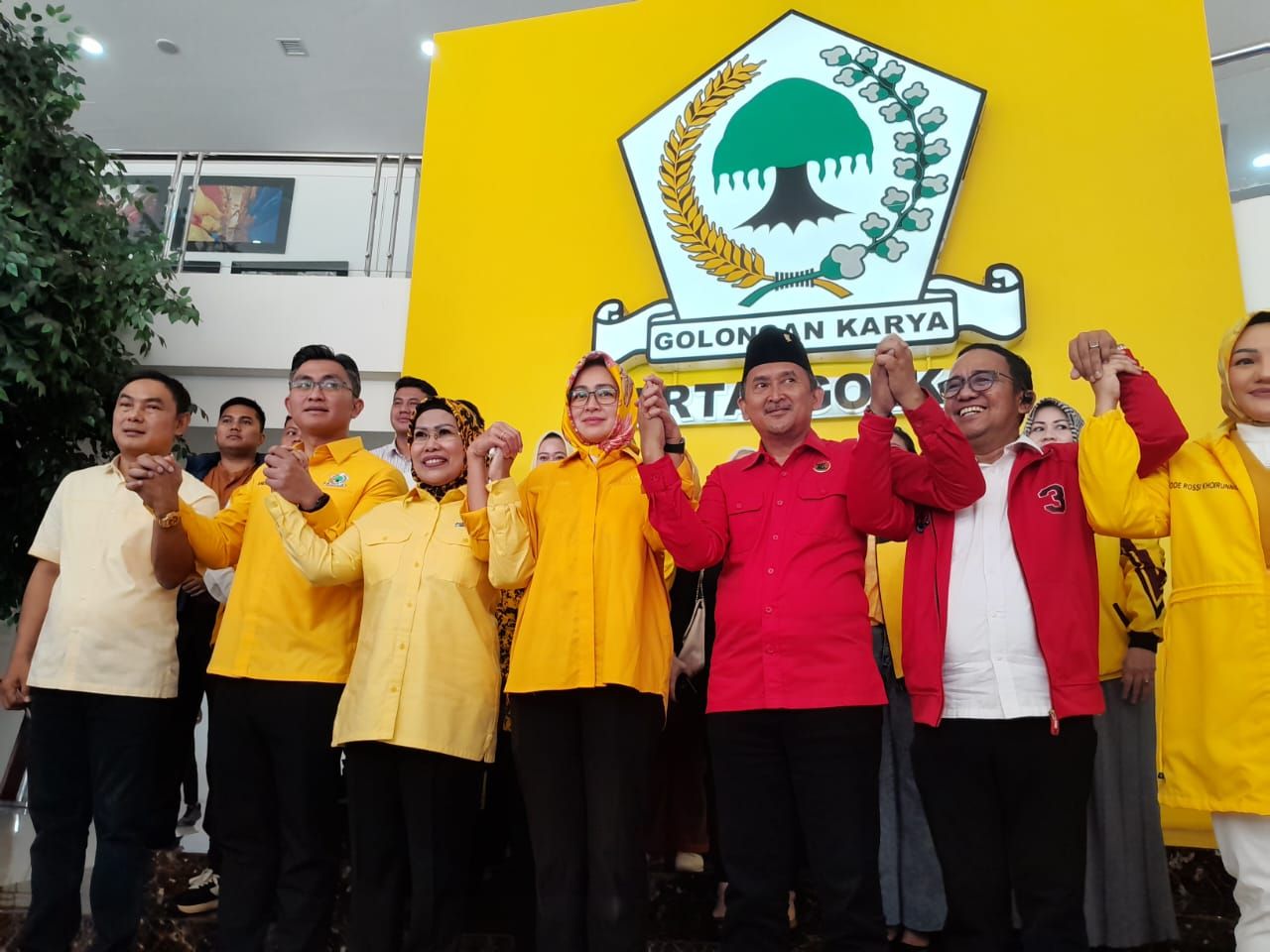 Airin-Ade di Golkar <b>(NTVnews / Adiansyah)</b>