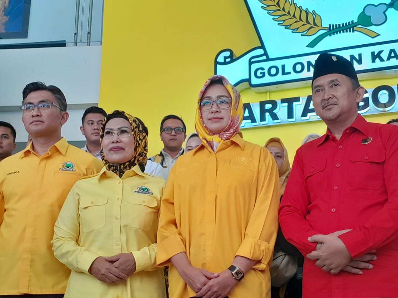 Airin dan Ade di Golkar <b>(NTVNews/ Adiansyah)</b>