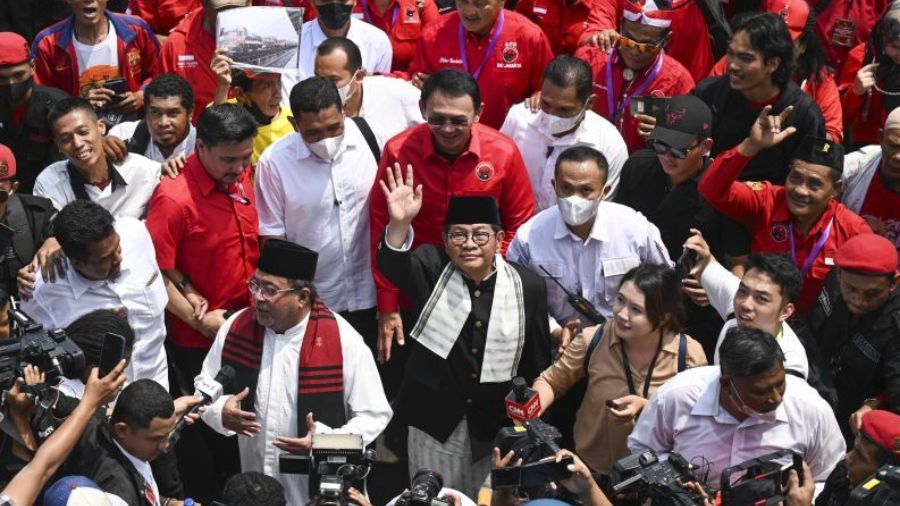 Bakal Pasangan Calon Gubernur dan Wakil Gubernur DKI Jakarta Pramono Anung (tengah) dan Rano Karno (kiri depan) menyapa warga dan pendukung saat berjalan menuju Kantor KPU Provinsi DKI Jakarta, Rabu (28/8/2024). <b>(Dok.Antara)</b>