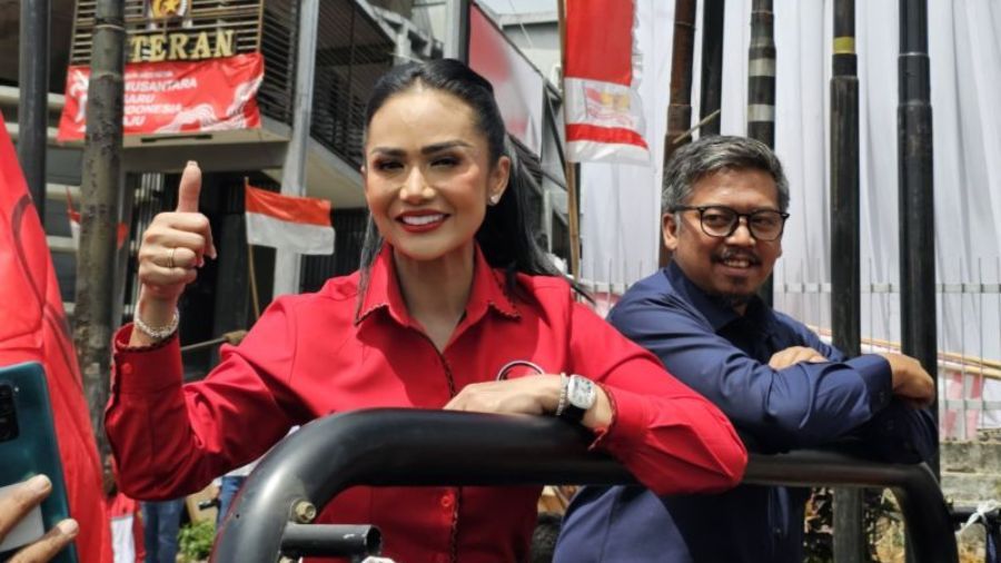 Bakal Calon Wali Kota Batu Krisdayanti dan Bakal Calon Wakil Wali Kota Kresna Dewanata Phrosak setelah mendaftarkan diri untuk Pilkada 2024 di kantor KPU setempat, Rabu (28/8/2024). <b>(Dok.Antara)</b>