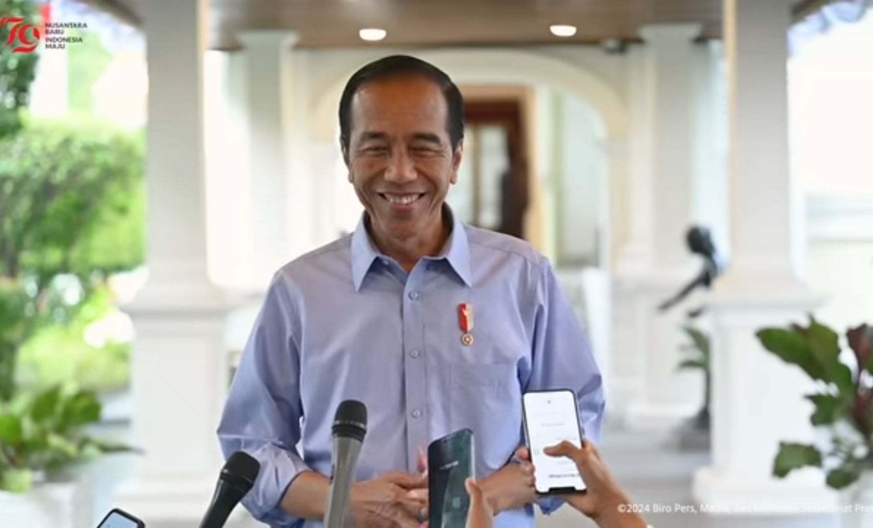 Presiden Jokowi saat mengenakan kemeja warna biru khas Prabowo-Gibran. (YouTube) 