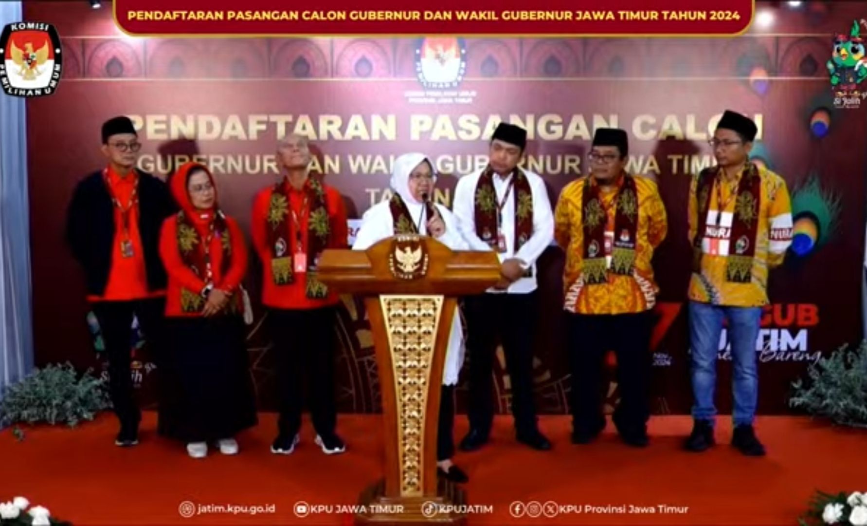 Cagub Jatim Tri Rismaharini saat memberikan pernyataan pada konferensi pers usai pendaftaran. (YouTube) 