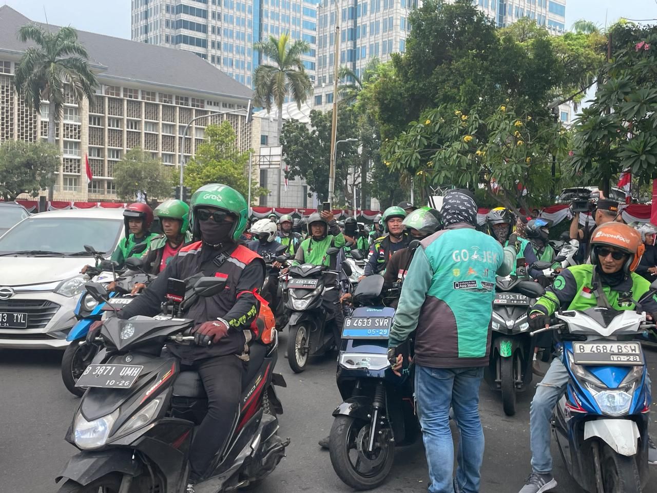 pengemudi ojek online mulai memadati area Patung Kuda Jalan Merdeka Barat, Jakarta Pusat (Ntvnews.id-Muslimin Trisyuliono).