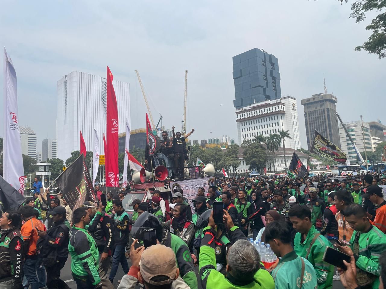 Massa pengemudi ojek online dan kurir Jabodetabek mulai memadati area Patung Kuda (Ntvnews.id-Muslimin Trisyuliono).