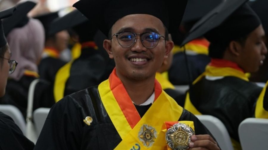 Johar, seorang anak petani asal Cilacap, Jawa Tengah, lulus cumlaude dari Universitas Gadjah Mada (UGM) dengan Indeks Prestasi Kumulatif (IPK) 3,75. <b>(Dok.UGM)</b>