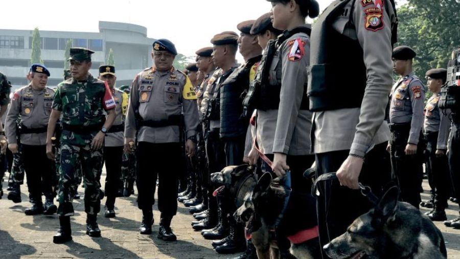 Panglima Komando Gabungan Wilayah Pertahanan (Pangkogabwilhan) I Laksamana Madya TNI Agus Hariadi (dua kiri) dan Komandan Korps Brigade Mobile Polri Komjen Pol. Imam Widodo (empat kiri) memeriksa pasukan pengamanan gabungan TNI-Polri untuk kunjungan Paus Fransiskus dan Indonesia International Sustainability Forum (ISF) saat apel gelar pasukan di Mabes TNI, Jakarta, Senin (2/9/2024). <b>(Dok.Antara)</b>