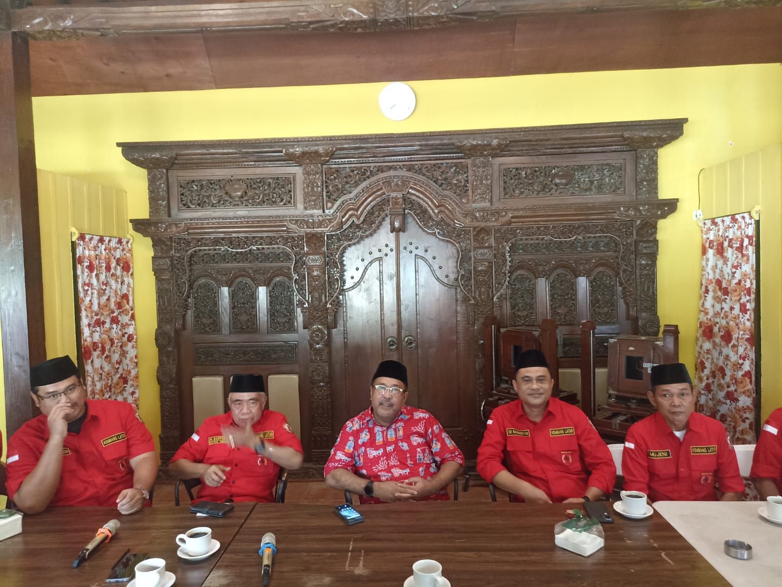 Bakal calon wakil gubernur Jakarta Rano Karno menerima kunjungan organisasi kemasyarakatan (Ormas) Betawi dari Kembang Latar di Warung Garasi Si Doel, Karang Asri, Lebak Bulus, Jakarta Selatan, Rabu (4/9/2024).  <b>(Dok.Istimewa)</b>