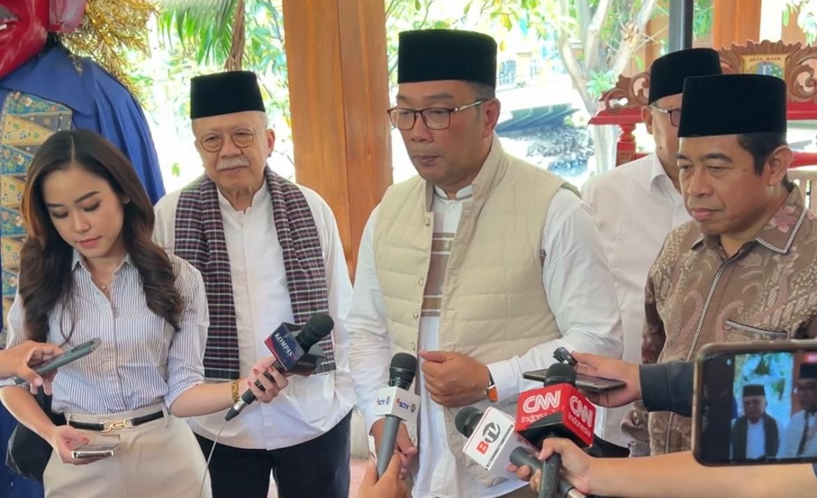 Bakal calon gubernur Jakarta Ridwan Kamil menemui mantan Gubernur DKI Jakarta Fauzi Bowo atau Foke. 