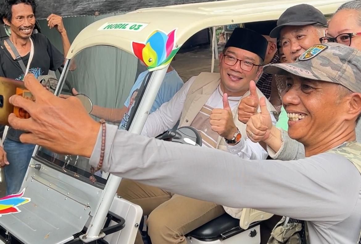 Bakal calon gubernur Jakarta Ridwan Kamil saat berswafoto dengan warga di Setu Babakan, Jakarta Selatan. 