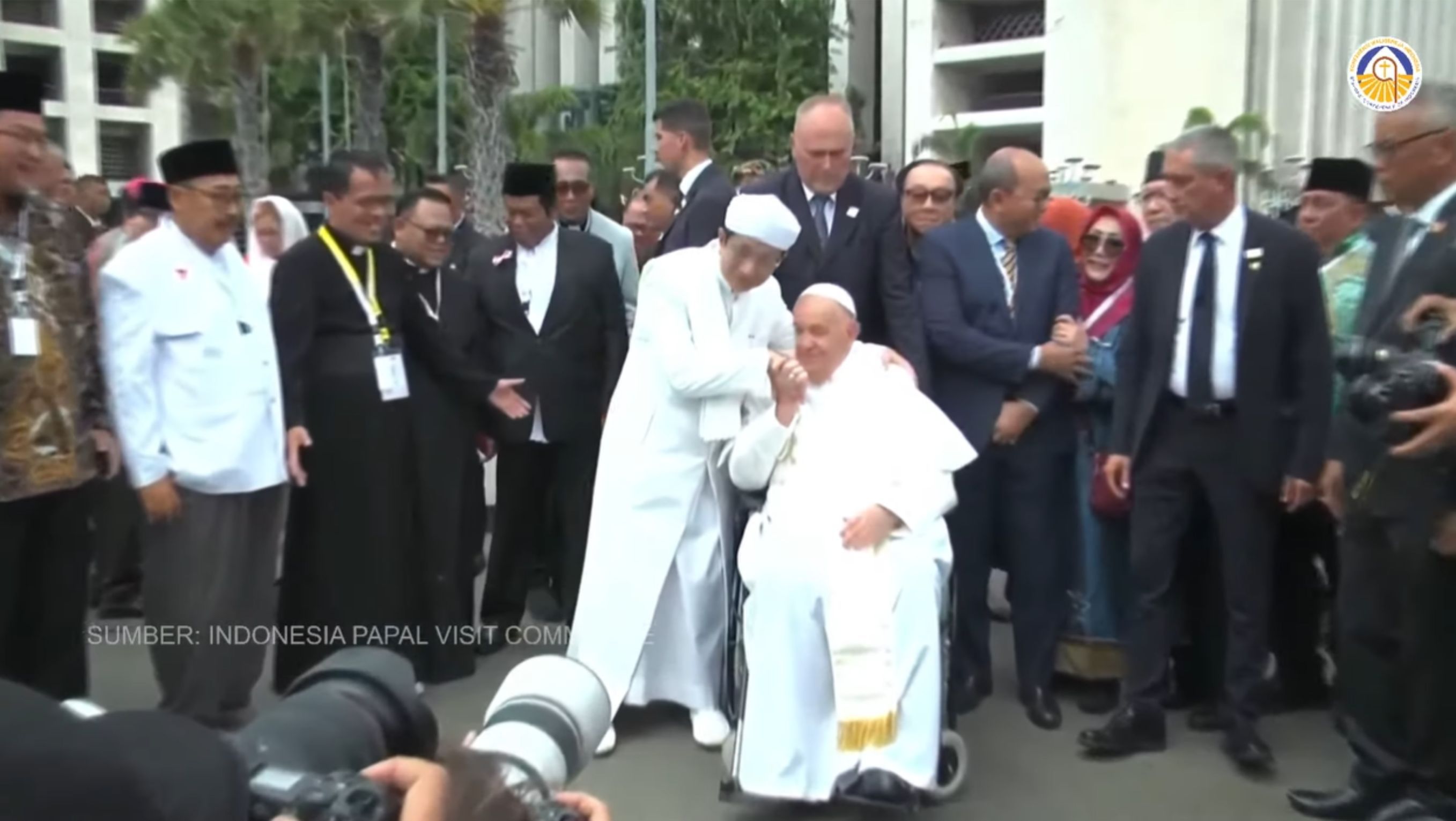 Nasaruddin Umar dan Paus Fransiskus <b>(YouTube: Indonesia Papal Visit Committee)</b>