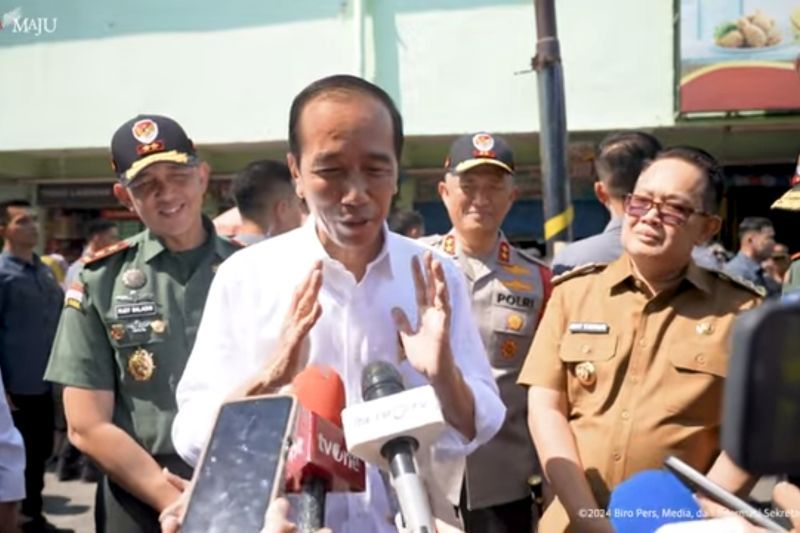 Presiden RI Joko Widodo saat menyampaikan pernyataan usai mengunjungi Pasar Soponyono, Surabaya, Provinsi Jawa Timur, Jumat (6/9/2024). <b>(Dok.Antara)</b>