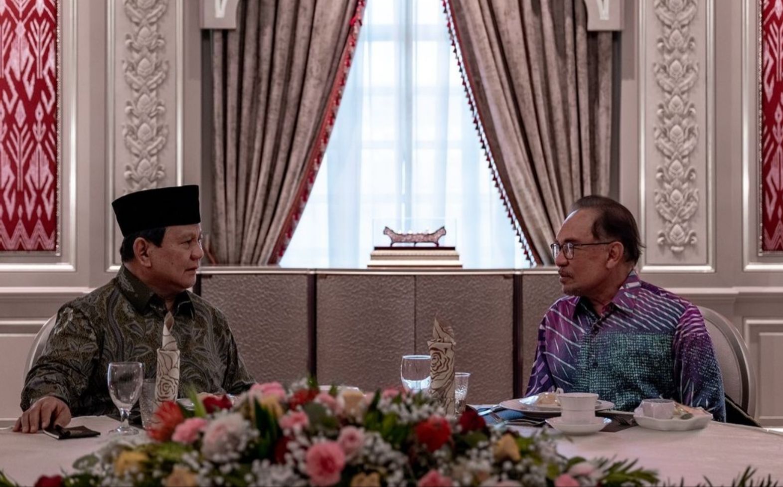 Prabowo dengan Anwar Ibrahim. 