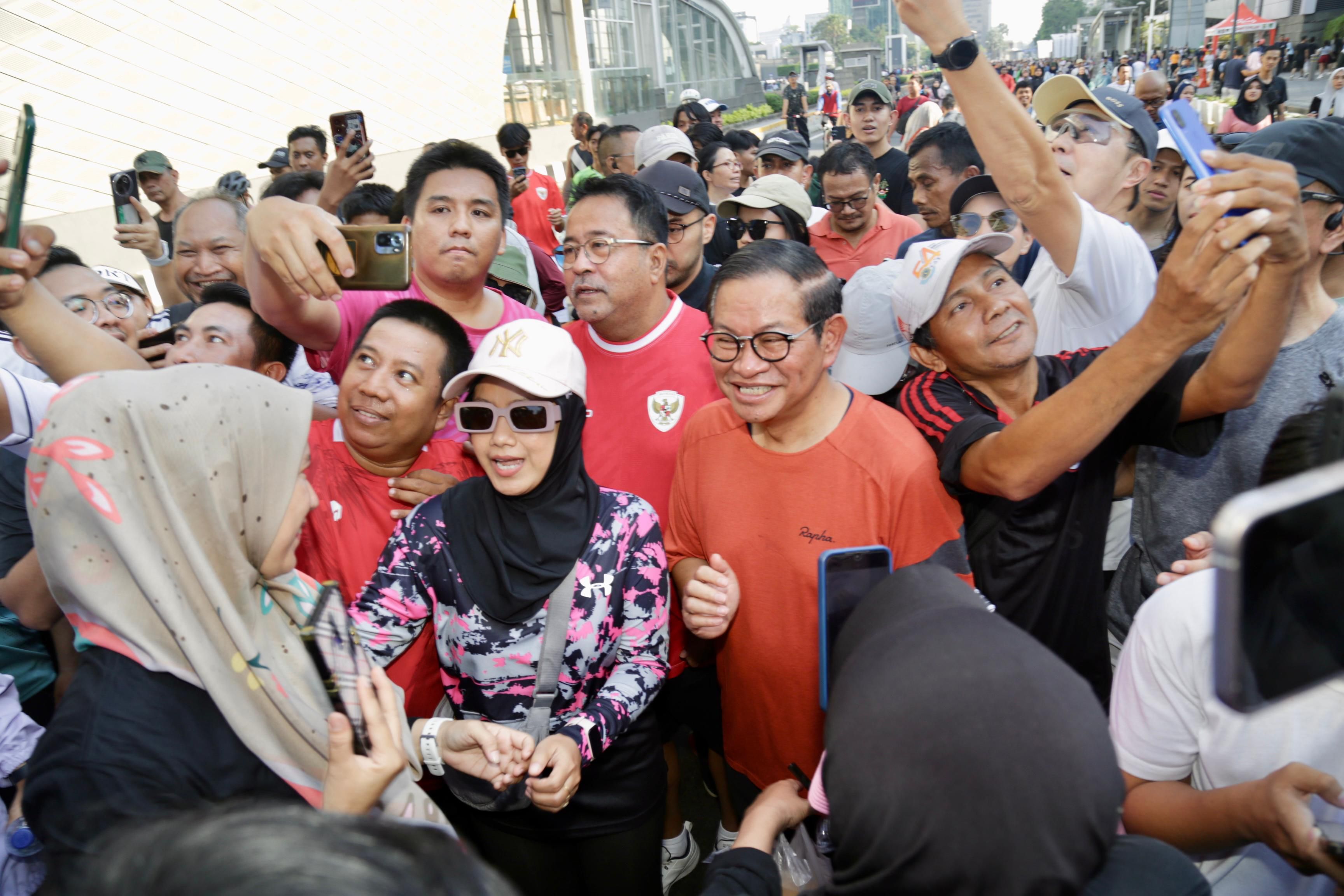 Pramono Anung-Rano Karno, mendatangi area hari bebas kendaraan atau car free day (CFD) di kawasan Bundaran HI, Jakarta Pusat, Minggu (8/9/2024) pagi. <b>(Dok.Istimewa)</b>