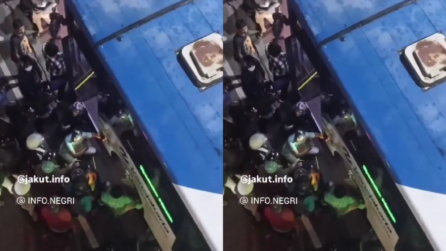 Pemotor Terjebak di Kolong Bus Transjakarta di Simpang ITC, Cempaka Mas, pada Senin, (9/9/2024). <b>(Instagram)</b>