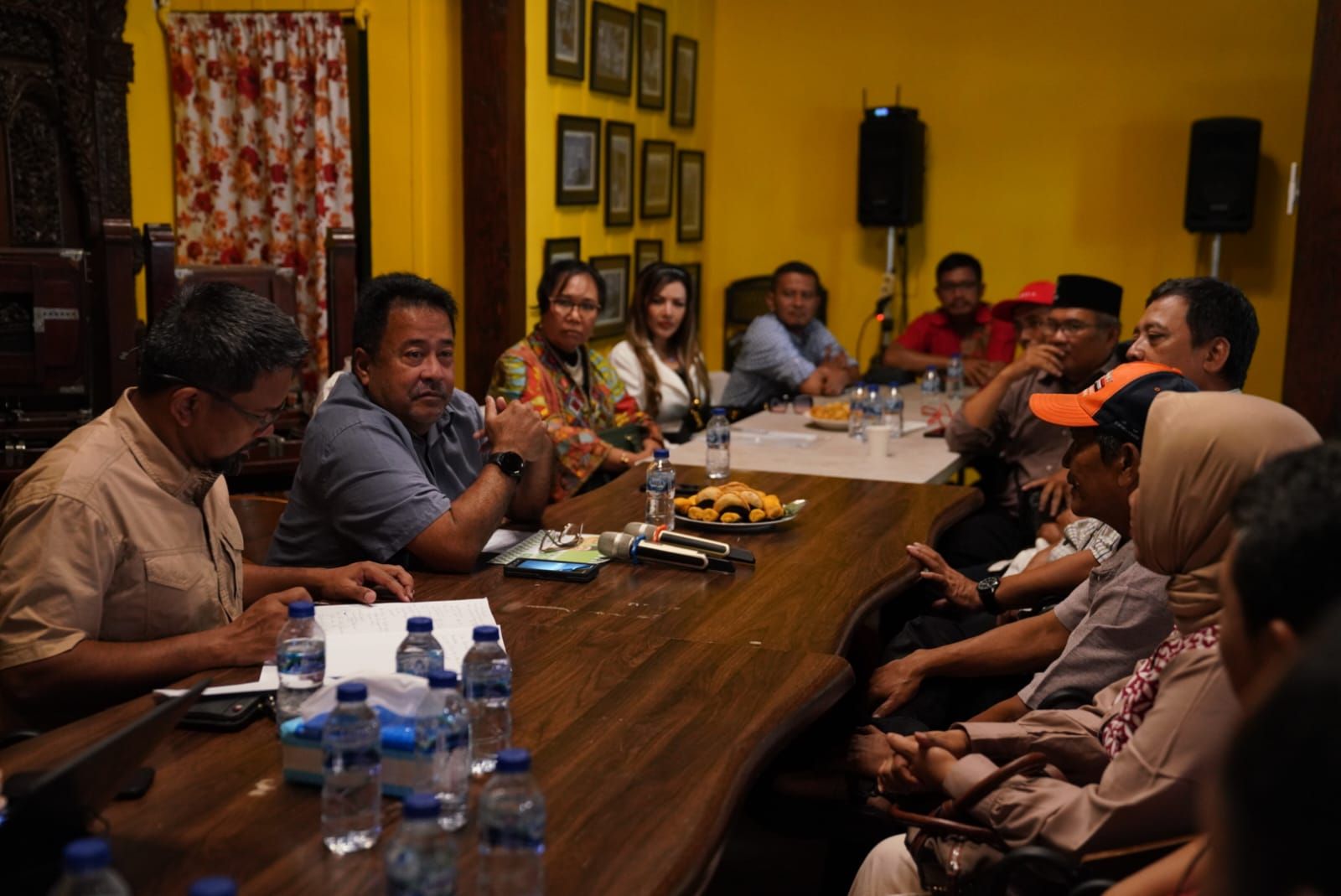 Bakal calon wakil gubernur DKI Jakarta Rano Karno atau biasa disapa 'Bang Doel' menggelar silaturahmi dengan Petisi Brawijaya dan FOREDER di Warung Garasi Si Doel, Karang Asri, Lebak Bulus, Jakarta Selatan, Selasa (10/9/2024).  <b>(Dok.Istimewa)</b>