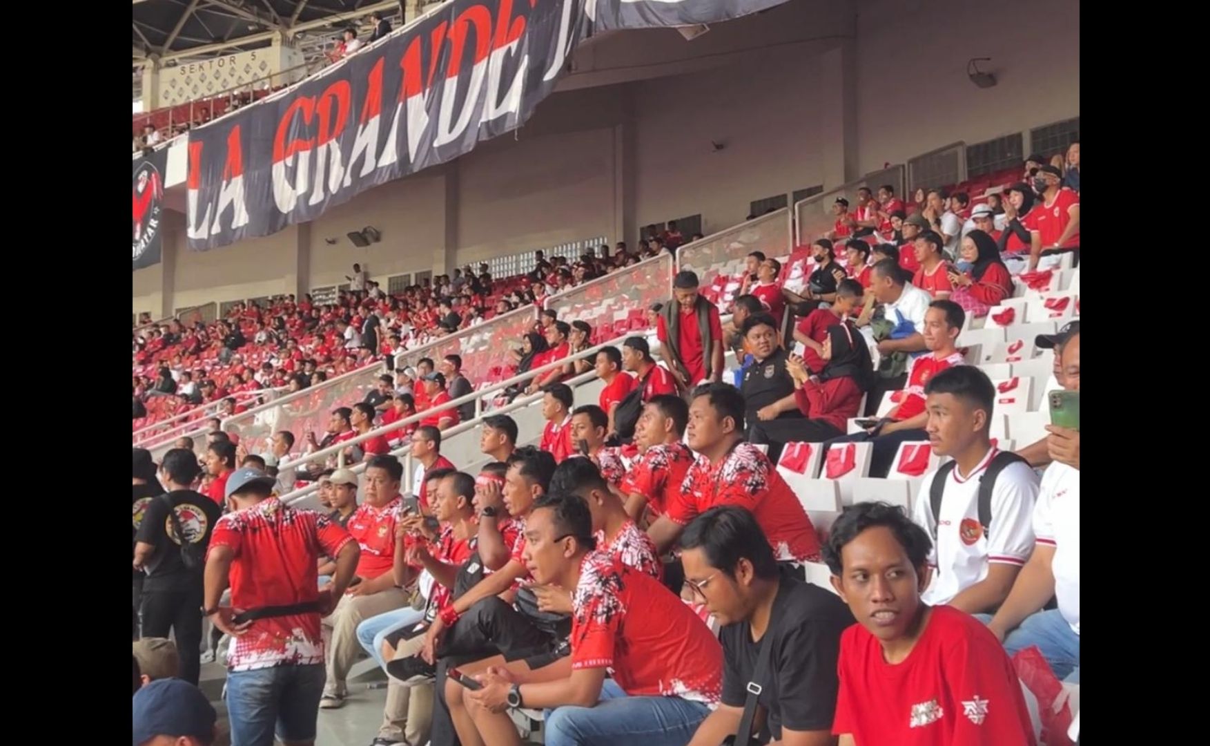 Pendukung Timnas La Grande Indonesia memenuhi sudut SUGBK, Senayan, Jakarta. 