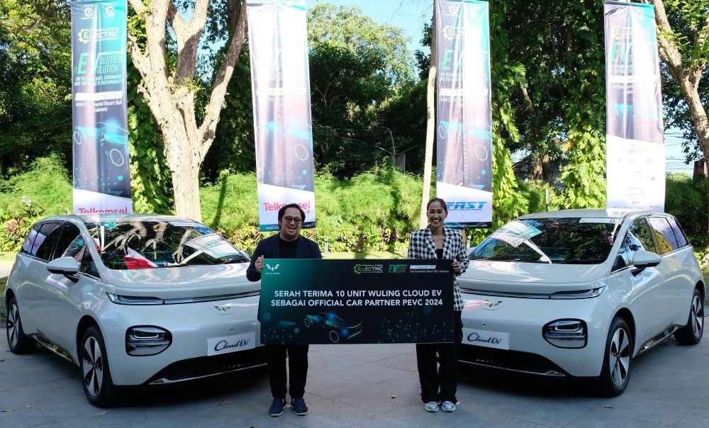 Sebanyak 10 unit medium hatchback EV Wuling yang bertugas di Periklindo Electric Vehicle Conference (PEVC) 2024, di InterContinental Resort, Bali. (Foto: Istimewa/Wuling)