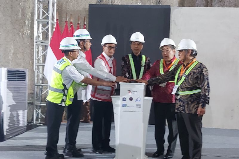 Presiden Joko Widodo memencet tombol sirine tanda pencangan proyek pembangunan Fase 1 Mass Rapid Transit (MRT) Jakarta Lintas Timur-Barat, yaitu dari Medan Satria Kota Bekasi ke Tomang Jakarta Barat, sepanjang 24,5 km di Jakarta, Rabu (11/9/2024). <b>(Dok.Antara)</b>