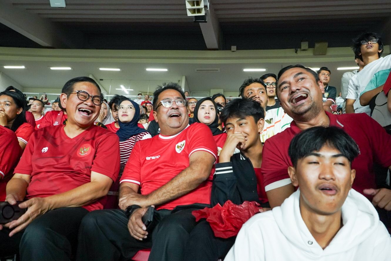 Pramono Anung dan Rano Karno enyaksikan langsung pertandingan kualifikasi piala dunia sepakbola antara Indonesia melawan Australia di Stadion Utama Gelora Bung Karno, Jakarta, Selasa (10/9/2024). <b>(Dok.Istimewa)</b>