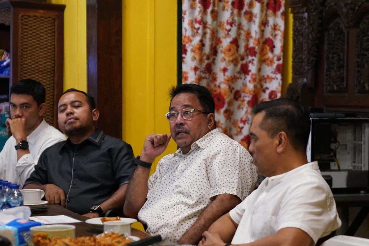 Rano Karno atau biasa disapa 'Bang Doel' menerima kunjungan Ketua Forum Komunikasi Anak Betawi (Forkabi) Abdul Ghoni di Warung Garasi Si Doel, Karang Asri, Lebak Bulus, Jakarta Selatan, Kamis (12/9/2024). <b>(Dok.Istimewa)</b>