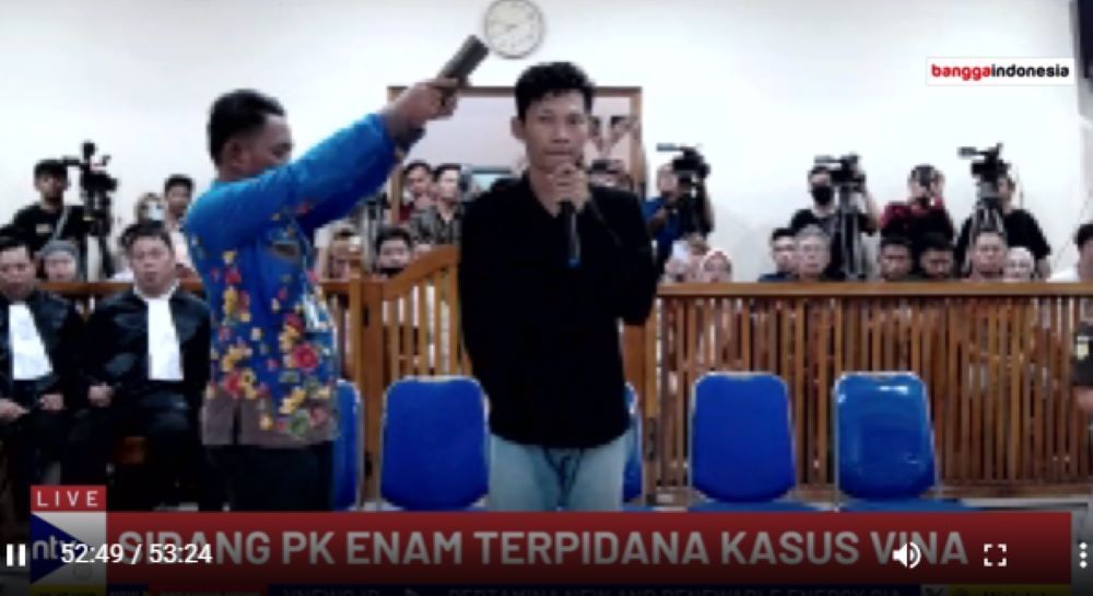 Saka Tatal diambil sumpah sebelum memberikan kesaksian dalam Sidang PK terpidana kasus Vina di PN Cirebon/tangkapan layar NTV