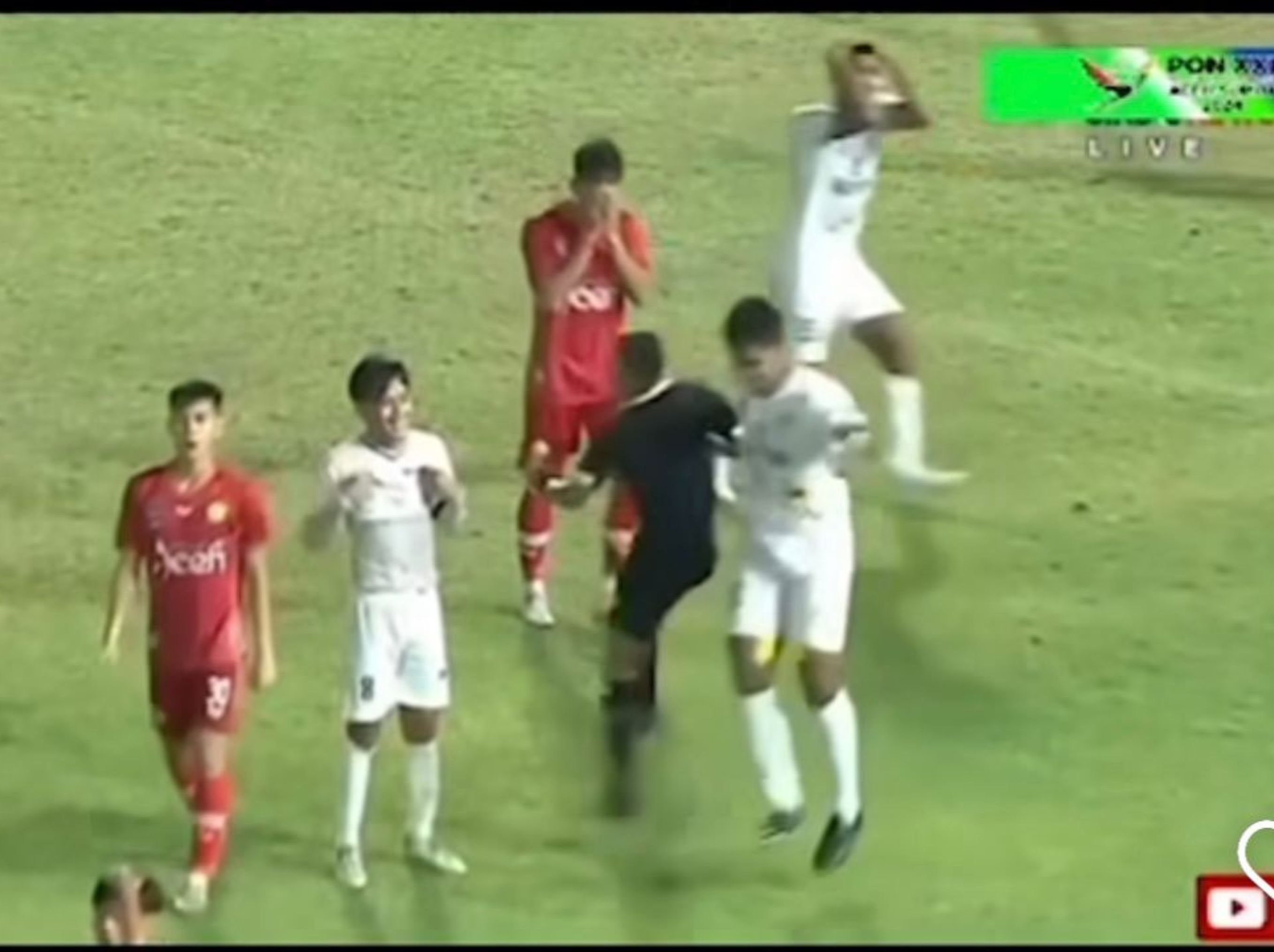 Wasit PON dibogem pemain sepakbola <b>(Instagram @aceh.viral)</b>