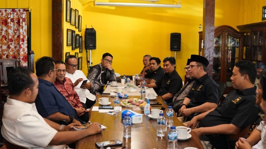 Bakal calon wakil gubernur Jakarta Rano Karno atau biasa disapa 'Bang Doel' menerima kunjungan Ketua DPW Partai Ummat Jakarta Imawan Renwarin di Warung Garasi Si Doel, Karang Asri, Lebak Bulus, Jakarta Selatan, Rabu (18/9/2024). <b>(Dok.Istimewa)</b>