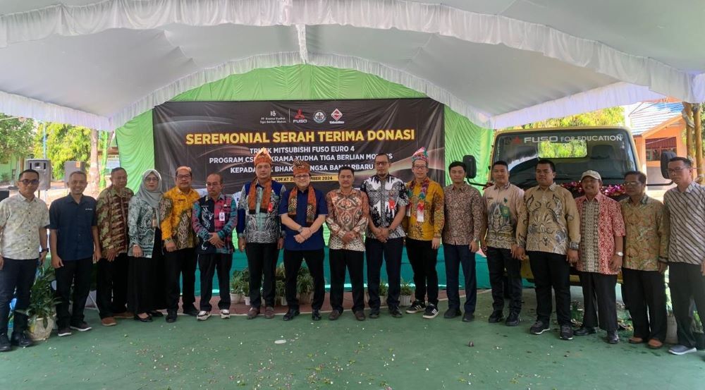 Penyerahan unit kendaraan praktik kepada SMK Bhakti Bangsa Banjarbaru ini merupakan rangkaian donasi ketujuh sekaligus yang terakhir yang dijalankan bertahap oleh KTB di bawah program tanggung jawab social perusahaan yaitu KTB FUSO Vocational Education Program (KTB FUSO VEP) selama tahun fiskal 2023-2024. (Foto: Istimewa)