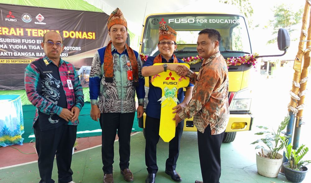 Prasetio Hartono, Director of Administration &amp; HR Division PT KTB secara simbolis menyerahkan donasi Mitsubishi Fuso Canter Euro 4 kepada Mahyudin Budhi Saputra selaku Kepala SMK Bhakti Bangsa Banjarbaru. (Foto: Istimewa)