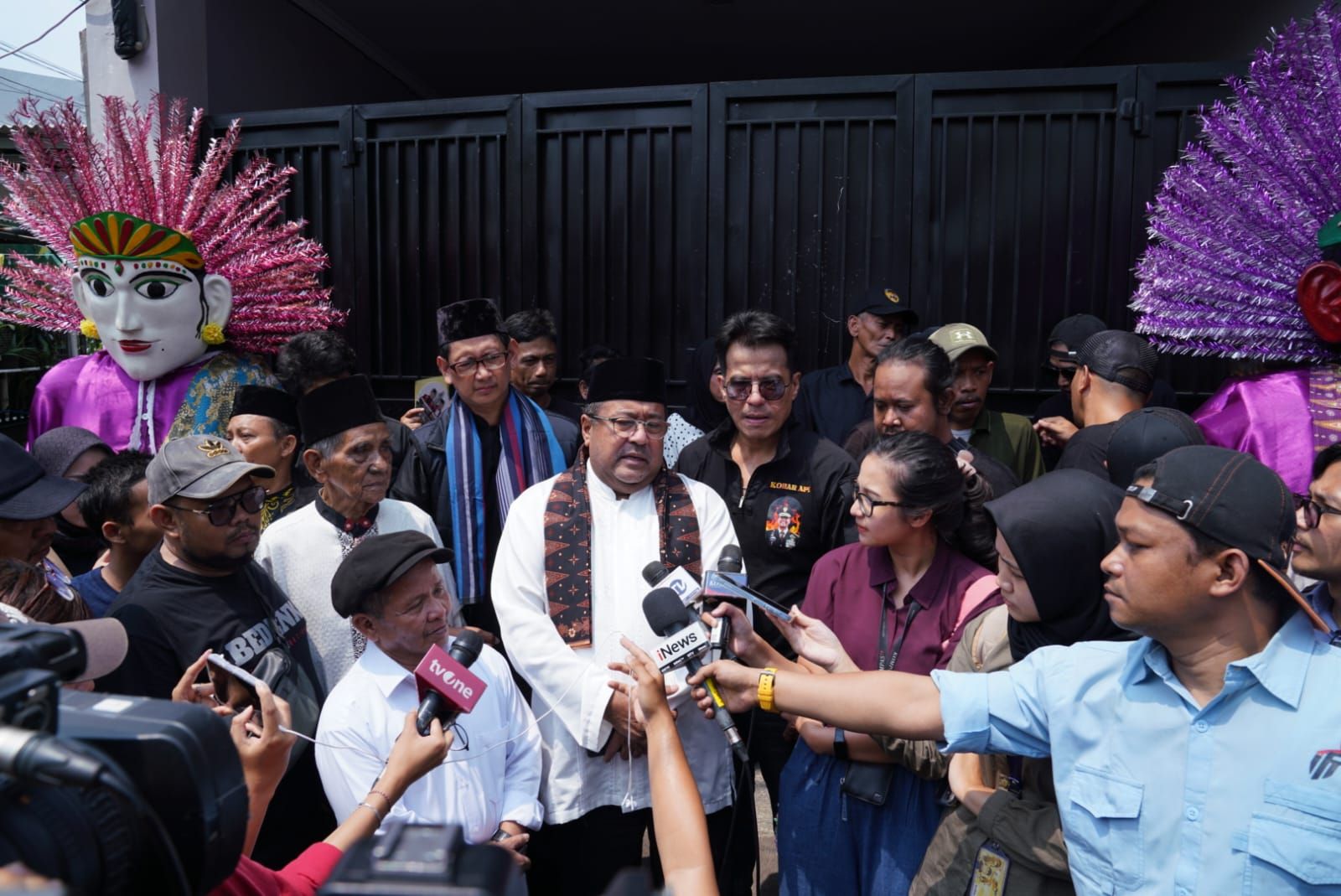 Bakal calon wakil gubernur Jakarta Rano Karno atau biasa disapa 'Bang Doel' melakukan kunjungan silaturahmi ke Perguruan Silat Pusaka Djakarta di Manggarai Selatan, Tebet, Jakarta Selatan, Jumat (20/9/2024).  <b>(Dok.Istimewa)</b>