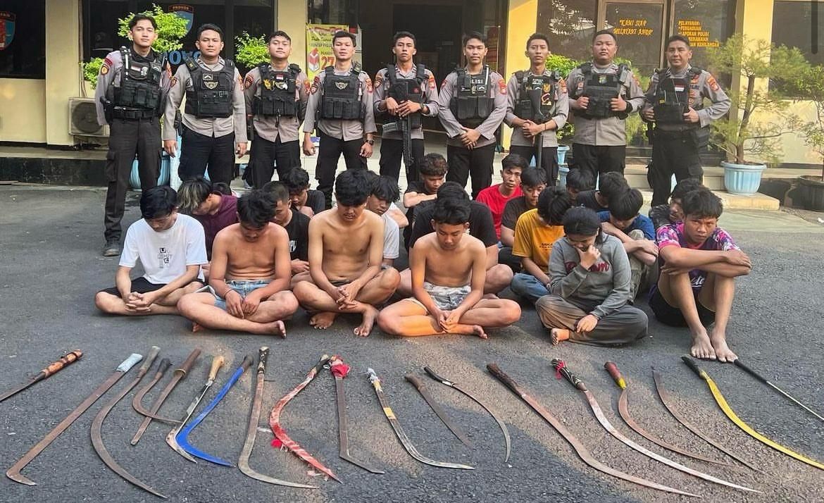 Dua puluh satu pelaku tawuran yang diamankan dekat lokasi penemuan tujuh mayat di Kali Bekasi. (Instagram) 