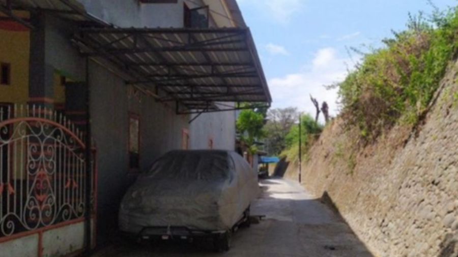 Pemilik rumah bikin parkiran mobil makan jalan <b>(Instagram @makassar_iinfo)</b>