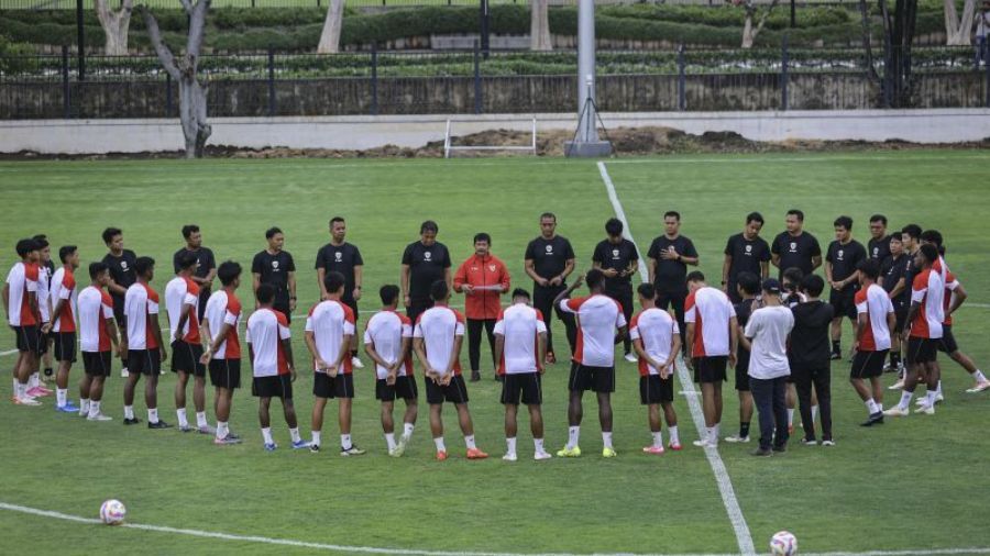 Pelatih Timnas Indonesia U-20 Indra Sjafri memberi arahan pada sesi latihan resmi di Lapangan A Gelora Bung Karno, Senayan, Jakarta, Selasa (24/9/2024). <b>(Dok.Antara)</b>