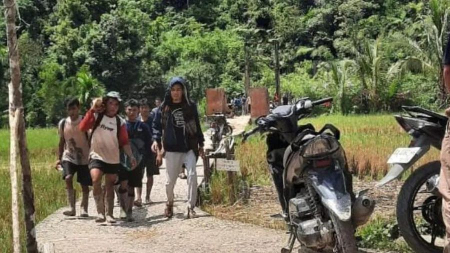 Pekerja saat keluar dari lokasi tambang yang tertimbun longsor di Nagari Sungai Abu, Kecamatan Hiliran Gumanti, Kabupaten Solok, Sumbar <b>(Antara)</b>