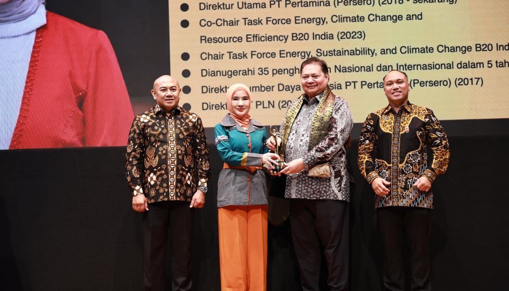 Menteri Koordinator Bidang Perekonomian Airlangga Hartarto menyerahkan langsung penghargaan Lifetime Achievement Awards Kategori Industri dalam acara Industrial Engineering Awards 2024 kepada Direktur Utama PT Pertamina (Persero), Nicke Widyawati. (Foto: Dok/Humas Pertamina)