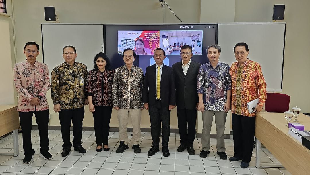 Menteri ESDM Bahlil Lahadalia menyelesaikan Ujian Seminar Hasil Riset di Program Doktor Sekolah Kajian Stratejik dan Global, Universitas Indonesia.