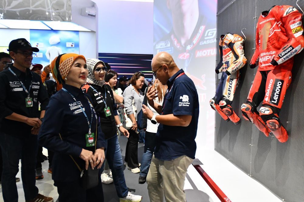 Direktur Utama Pertamina Nicke Widyawati bersama Direktur Keuangan Pertamina Emma Sri Martini melihat pakaian balap sebelum melakukan peresmian Pertamina MotoGP Experience Gallery saat acara Pertamina Grand Prix Of Indonesia 2024 di Pertamina Mandalika International Circuit, Lombok Tengah, Nusa Tenggara Barat pada Sabtu (28/9/2024)/Foto: Istimewa