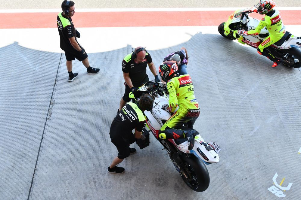 Pembalap VR46 Pertamina Racing Team Fabio Di Giannantonio dan Marco Bezzecchi bersiap melakukan practice pada H-2 di Pertamina Mandalika International Circuit, Kuta, Lombok Tengah, Nusa Tenggara Barat pada Jumat  (27/9/2024)/Foto: Istimewa