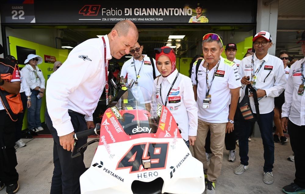 Direktur Utama Pertamina Nicke Widyawati melihat livery terbaru Pertamina Enduro VR46 Racing Team saat sesi pit walk lane sebelum race Pertamina Grand Prix Of Indonesia 2024 di Pertamina Mandalika International Circuit, Lombok Tengah, Nusa Tenggara Barat. Minggu (29/9/2024). (Foto: Dok/Humas Pertamina)