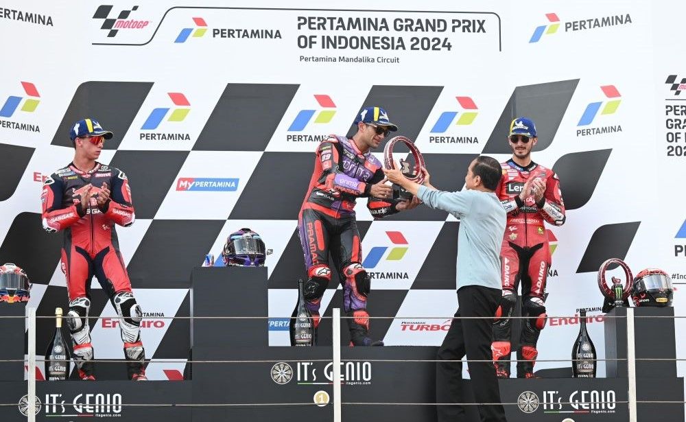 Pembalap Prima Pramac Racing, Jorge Martin menjadi pemenang Pertamina Grand Prix of Indonesia 2024. Penyerahan trofi kepada para pemenang diberikan langsung oleh Presiden Jokowi di Pertamina Mandalika International Circuit, Lombok Tengah, Nusa Tenggara Barat. Minggu (29/9/2024). (Foto: BPMI Setpres)