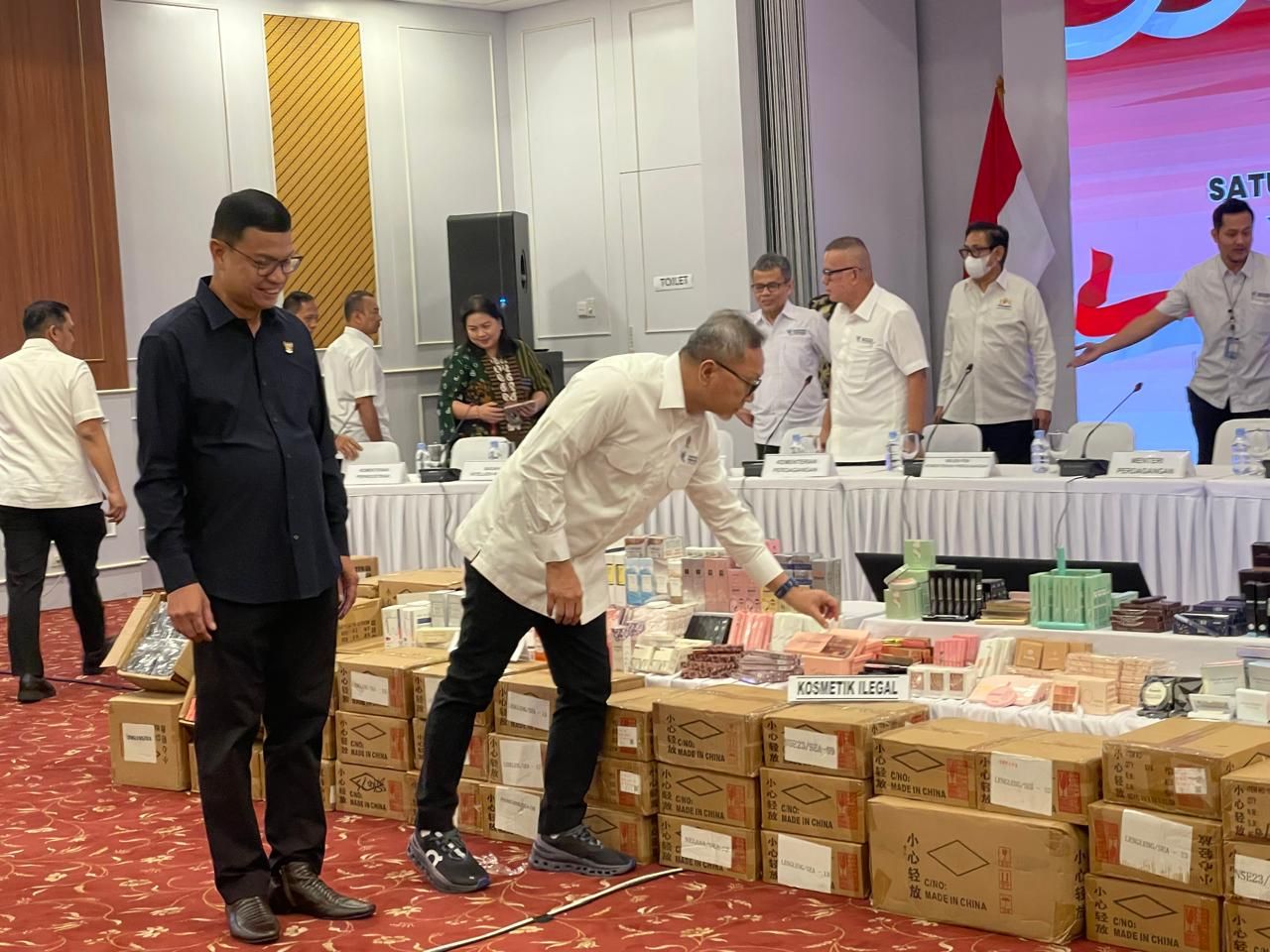 Menteri Perdagangan (Mendag) Zulkifli Hasan bersama Satgas impor ilegal menyita produk kosmetik ilegal. (Ntvnews.id-Muslimin Trisyliono).