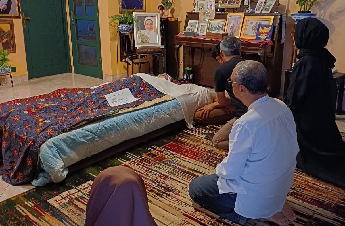 Jenazah Marissa Haque saat disemayamkan di rumah duka. 