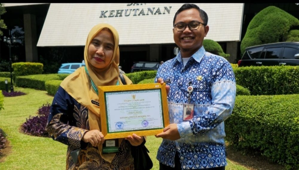 Titin Novianti,S.Pd,MM, Kepala Sekolah SMA Negeri 40 Jakarta menerima penghargaan untuk Sekolah Energi Berdikari Pertamina SMA Negeri 40 Jakarta sebagai Sekolah Adiwiyata tingkat Nasional tahun 2024 yang diserahkan langsung oleh Wakil Menteri LHK Alue Dohong/Foto: Istimewa