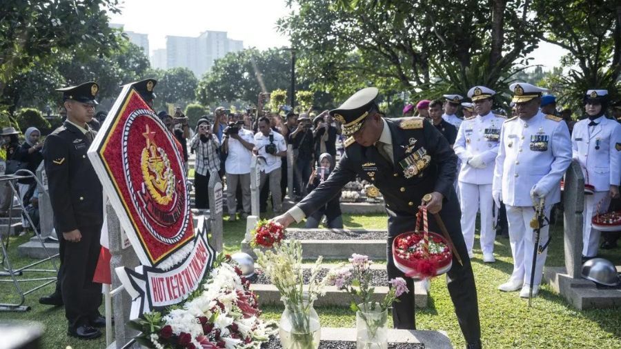 Panglima TNI Jenderal TNI Agus Subiyanto (tengah) menaburkan bunga di makam Presiden Ke-3 RI BJ Habibie saat berziarah di Taman Makam Pahlawan Nasional Utama Kalibata <b>(Antara/ Aprillio Akbar)</b>