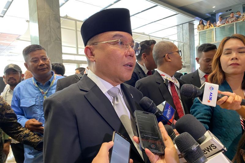 Ketua Harian DPP Partai Gerindra Sufmi Dasco Ahmad menjawab pertanyaan wartawan di Komplek Parlemen, Senayan, Jakarta, Selasa (1/10/2024).  <b>(ANTARA/Fath Putra Mulya)</b>