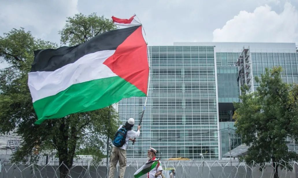 Aksi bela Palestina di depan Gedung Kedubes AS. (Antara) 