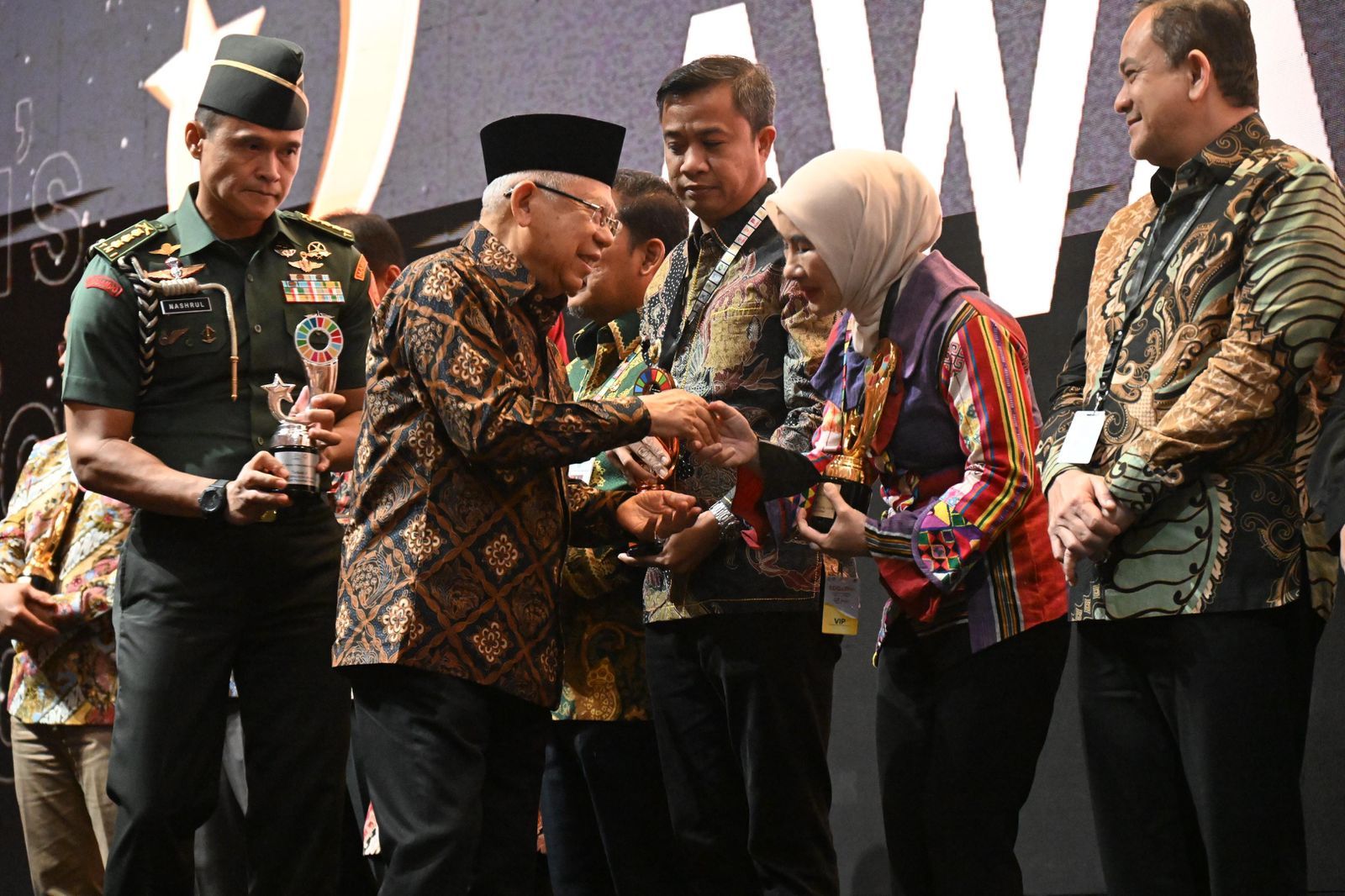 Wakil Presiden Republik Indonesia, Ma'ruf Amin, memberikan penghargaan secara langsung kepada Ibu Dirut Pertamina.  <b>(Dok.Istimewa)</b>