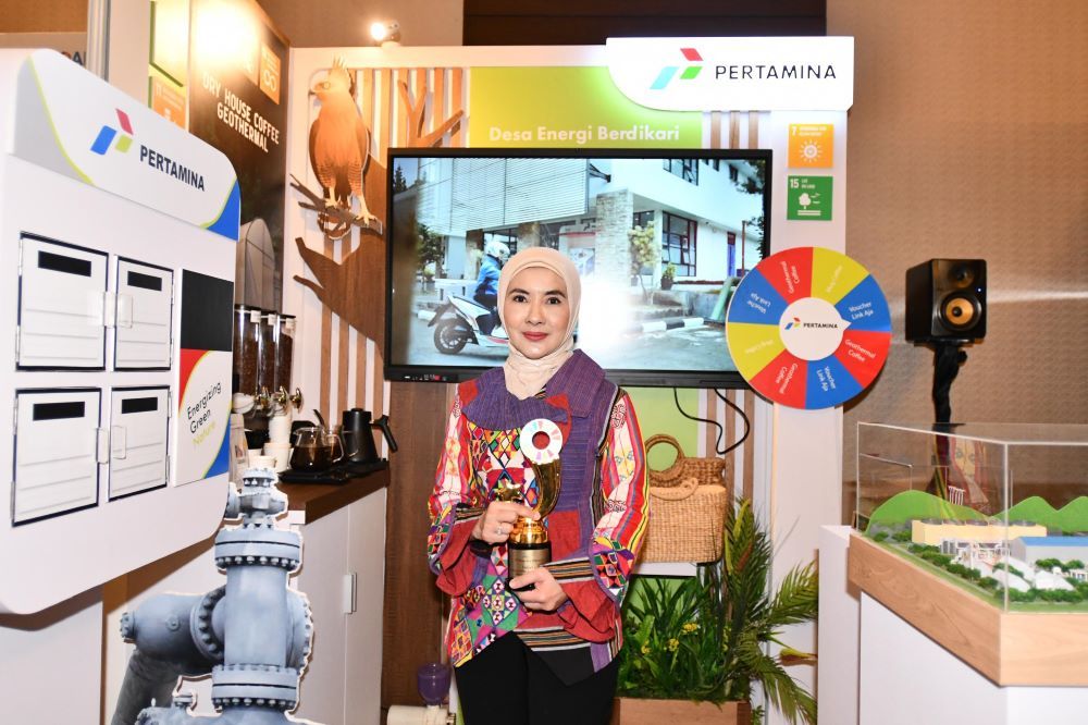 Direktur Utama Pertamina Nicke Widyawati menerima Penghargaan Terbaik 1 kategori Perusahaan Besar program Desa Energi Berdikari pada acara &ldquo;Indonesia &lsquo;s SDG Action Awards 2024&rdquo; yang diselenggarakan di Jakarta, Senin (7/9/2024)/Foto: Istimewa