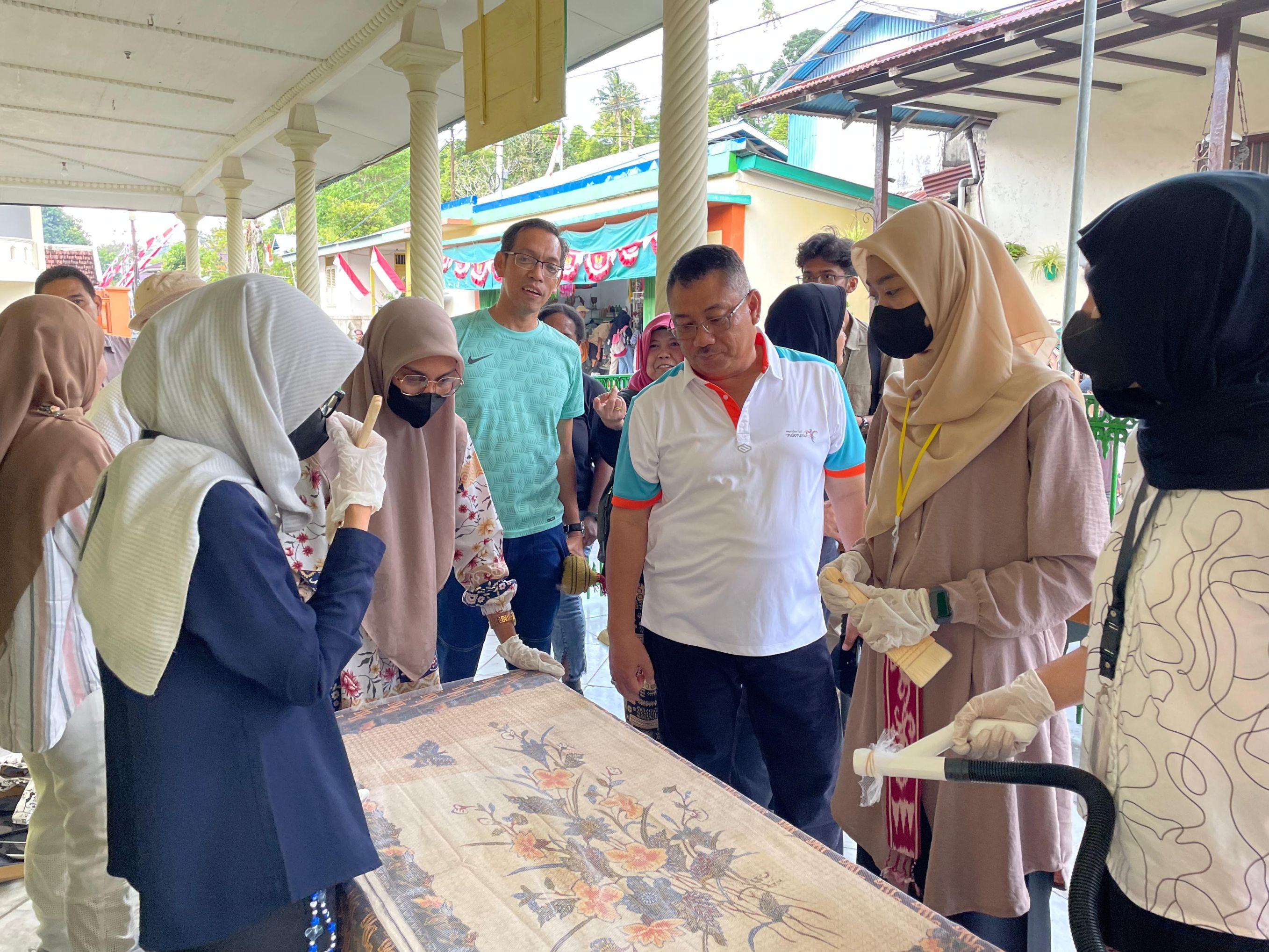 Kegiatan Preservasi Koleksi Kain di Rumah Budaya Banda Naira bersama Deputi Maluku Tengah. <b>(Istimewa)</b>